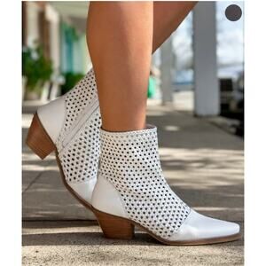 COCONUTS By MATISSE Women's Western Booties Size 9.5 Cowboy Golden Hour White